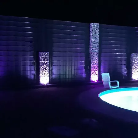 Meyer Mit Privatem Pool&gartensauna Apartment Mahren